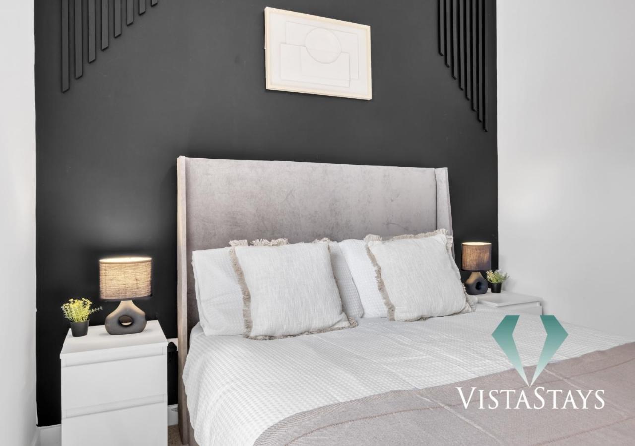 Modern Spacious 4 Bed - Pool Table, Ps4, 4x Double With Vista Short Lets Holiday home Birmingham
