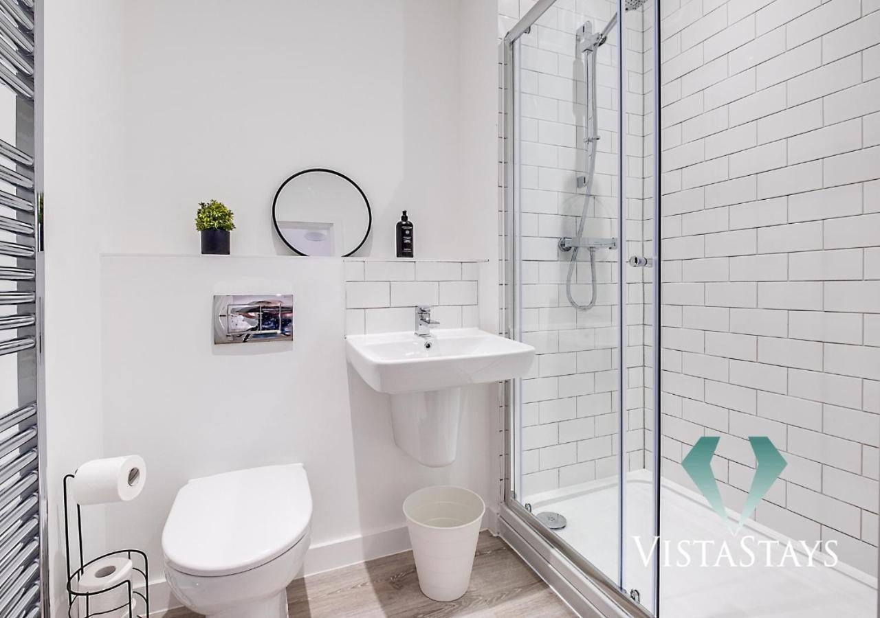 Modern Spacious 4 Bed - Pool Table, Ps4, 4x Double With Vista Short Lets Holiday home Birmingham